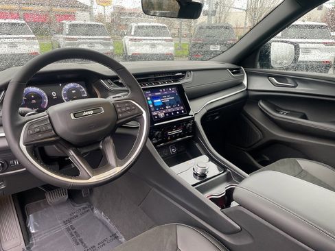 New 2025 Jeep Grand Cherokee Altitude image 12