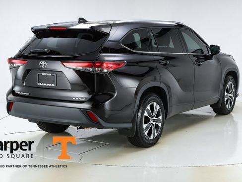 Used 2020 Toyota Highlander XLE AWD/4WD image 9