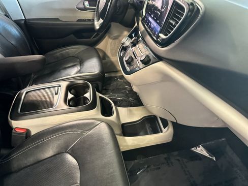 Used 2022 Chrysler Pacifica Touring-L FWD image 18