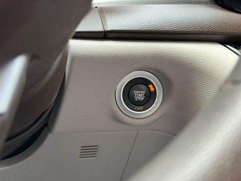 Used 2017 Chrysler Pacifica Touring FWD image 18
