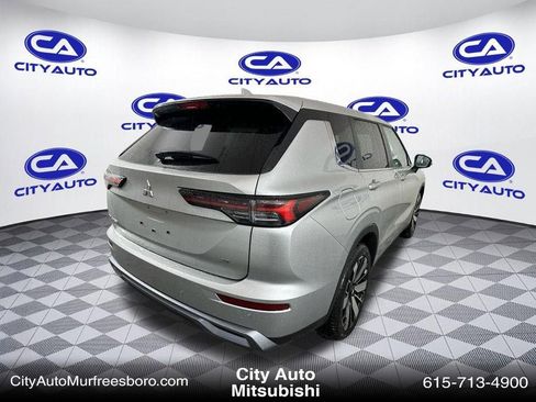 New 2025 Mitsubishi Outlander SE image 9