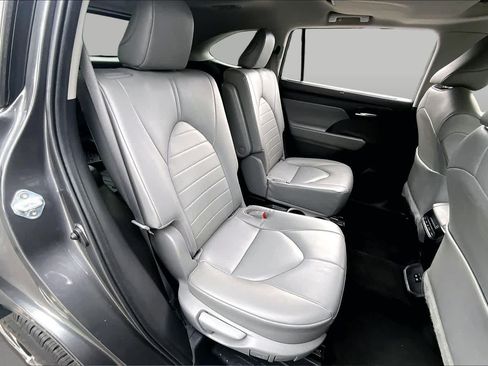 Used 2023 Toyota Highlander XLE FWD image 21