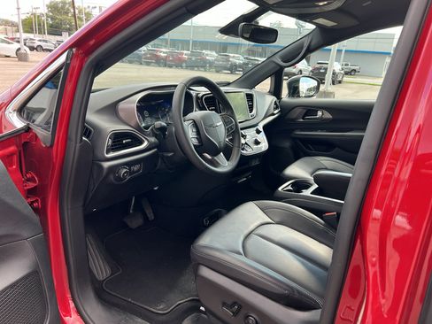 Used 2025 Chrysler Pacifica Select FWD image 9