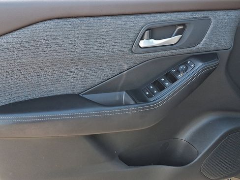 Used 2023 Nissan Rogue SV AWD/4WD image 12