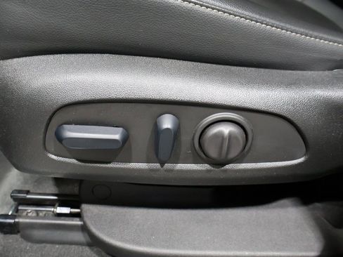 Used 2023 GMC Acadia SLT image 13