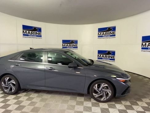 Used 2025 Hyundai Elantra SEL FWD image 3