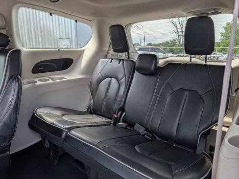 Used 2023 Chrysler Pacifica Limited FWD image 16