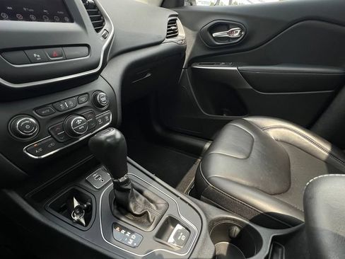 Used 2020 Jeep Cherokee Latitude Plus w/ Comfort/Convenience Group FWD image 23