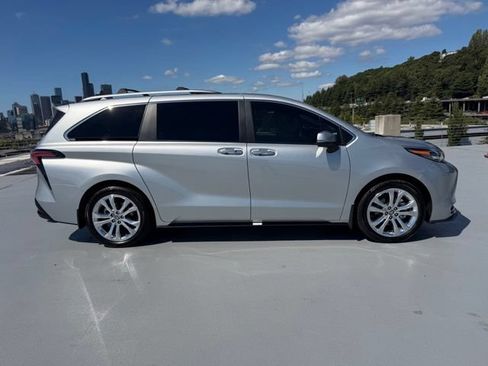 Used 2024 Toyota Sienna Platinum FWD image 2
