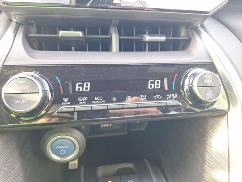 Used 2022 Toyota Venza XLE image 27