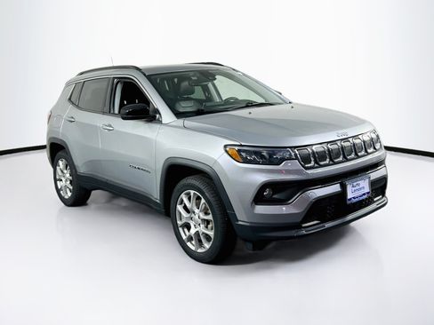 Used 2022 Jeep Compass Latitude w/ Sun and Sound Group AWD/4WD image 3