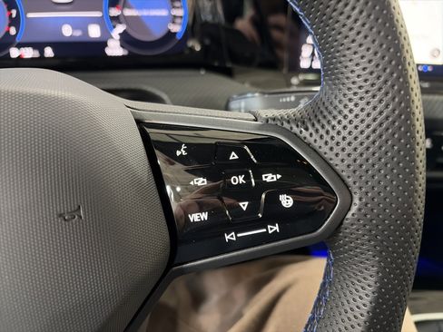 Certified 2024 Volkswagen Golf R image 27