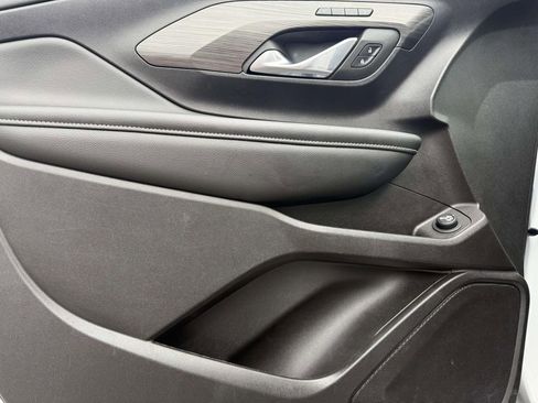 Used 2024 GMC Terrain SLT image 12