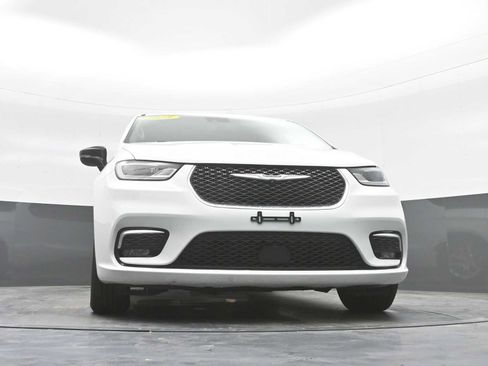 Used 2024 Chrysler Pacifica Touring-L image 19