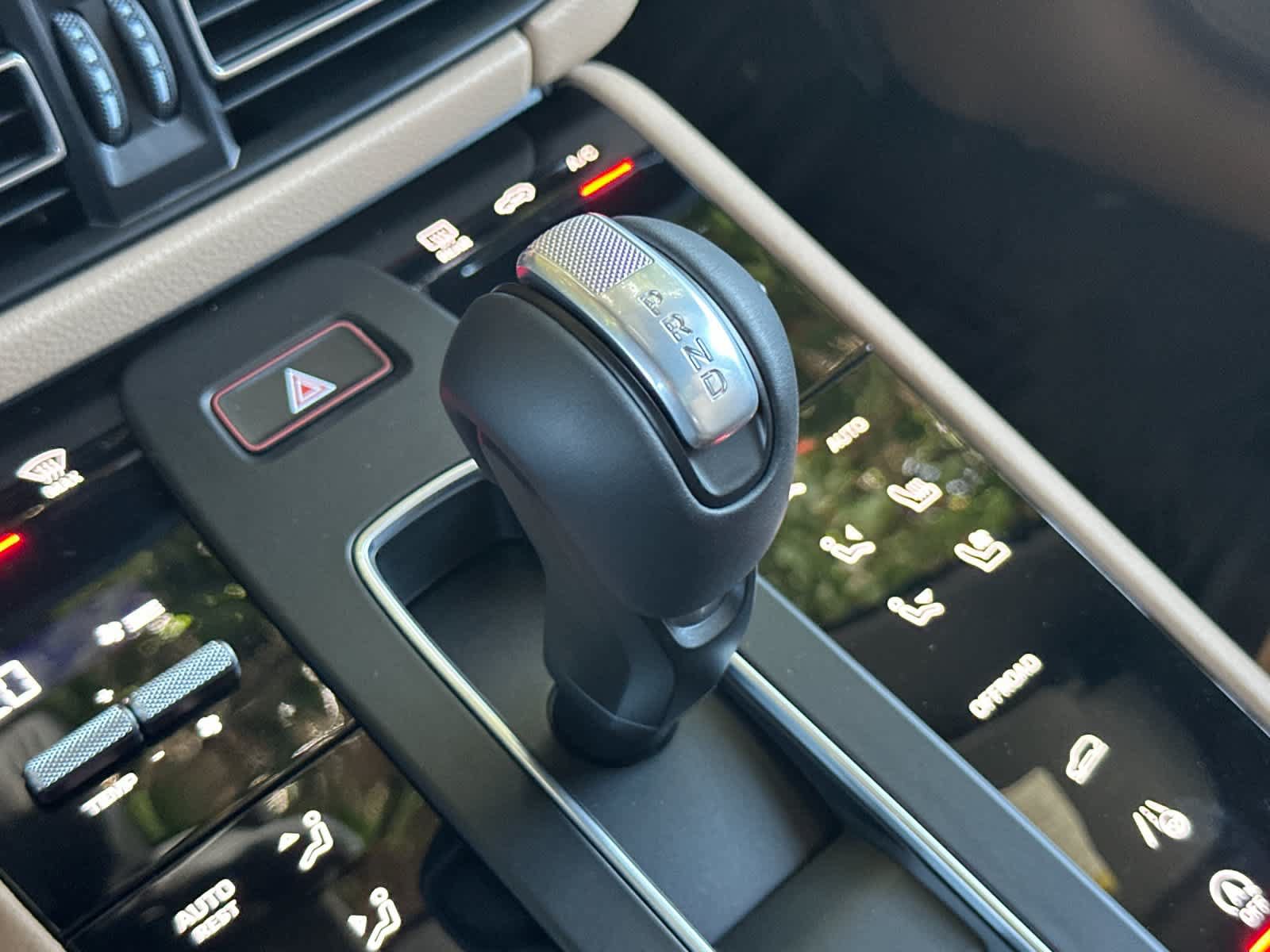 Certified 2025 Porsche Macan AWD/4WD image 24
