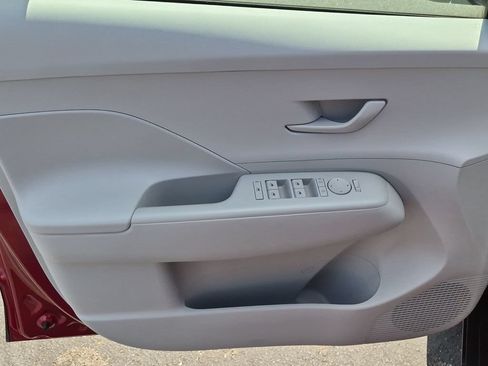 Used 2025 Hyundai Kona SE FWD image 12