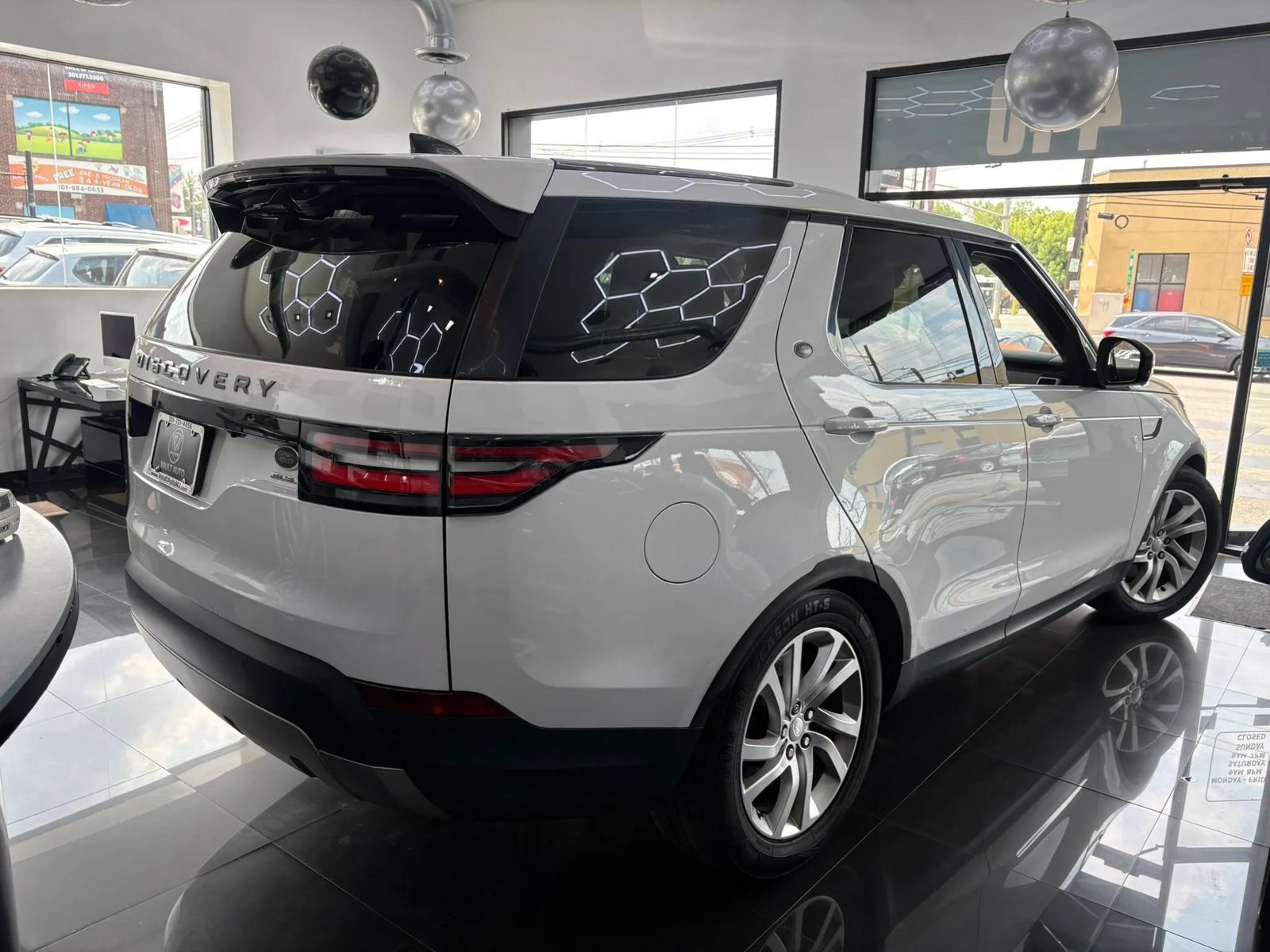 Used 2017 Land Rover Discovery HSE AWD/4WD image 4