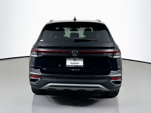 Certified 2025 Volkswagen Taos SE image 5
