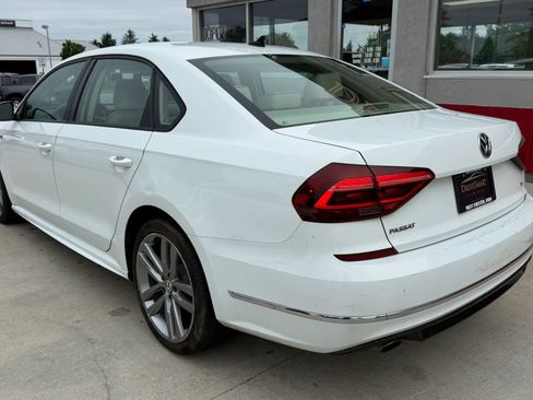 Used 2018 Volkswagen Passat 2.0T R-Line w/ R-Line Lighting Package FWD image 4
