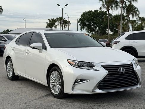Used 2017 Lexus ES 350 w/ Premium Package FWD image 2