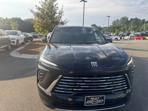 Used 2025 Buick Enclave Preferred AWD/4WD image 4