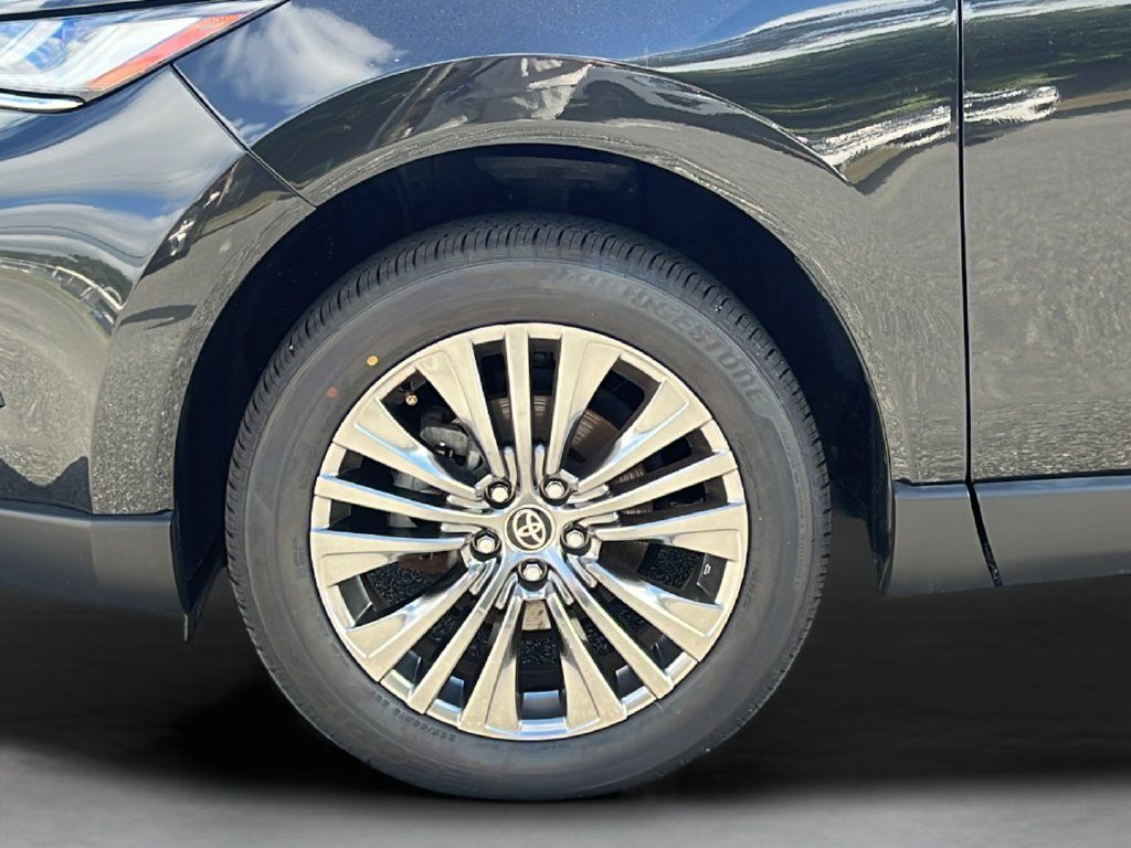 Used 2023 Toyota Venza XLE AWD/4WD image 26