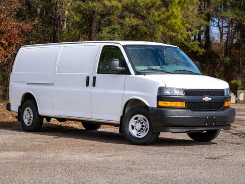 Used 2020 Chevrolet Express 3500 Extended w/ Driver Convenience Package image 3