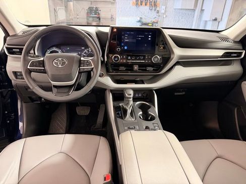 Used 2024 Toyota Highlander XLE AWD/4WD image 37