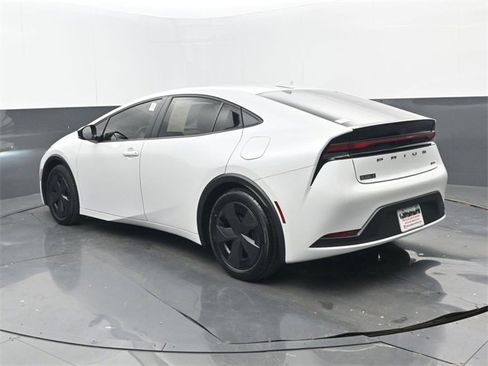 Used 2025 Toyota Prius LE image 3