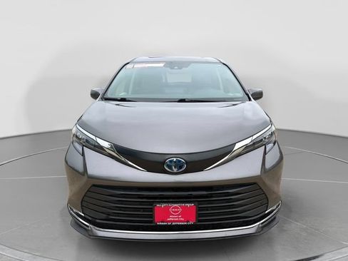 Used 2024 Toyota Sienna XLE FWD image 9