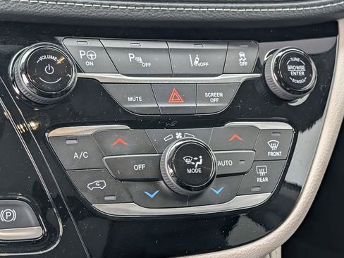 Used 2023 Chrysler Pacifica Limited image 33