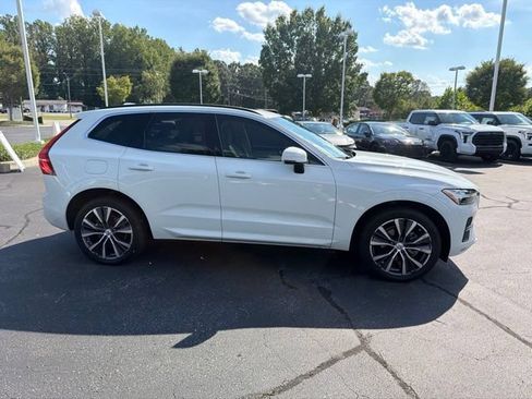 Used 2022 Volvo XC60 B5 Momentum w/ Climate Package FWD image 5