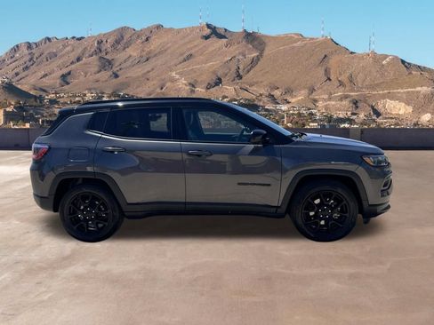 Used 2022 Jeep Compass Latitude FWD image 12