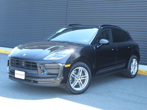 Certified 2025 Porsche Macan image 1
