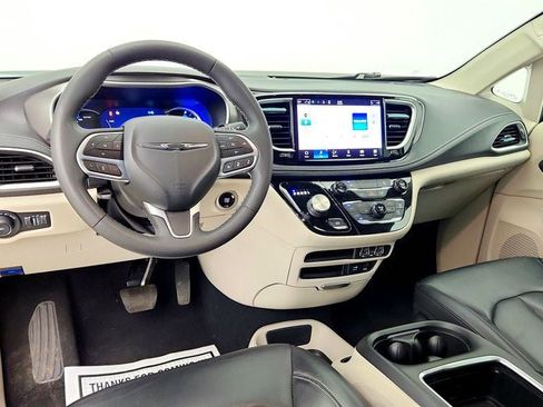 Used 2022 Chrysler Pacifica Touring-L FWD image 11