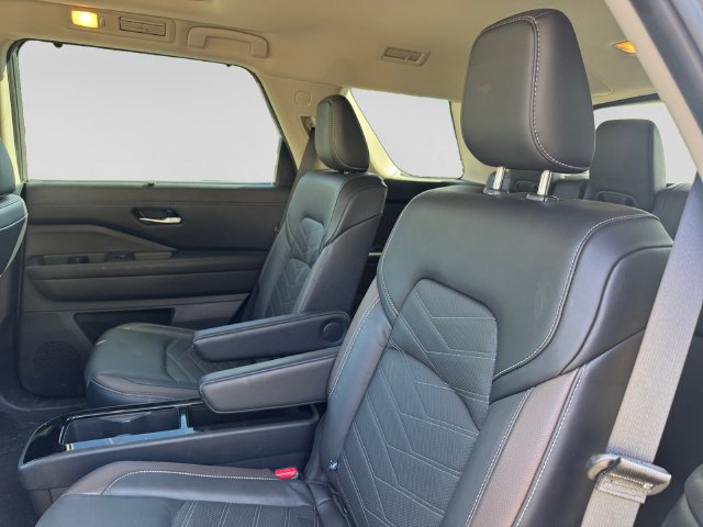 Used 2024 Nissan Pathfinder Platinum AWD/4WD image 7