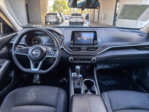 Used 2024 Nissan Altima 2.5 SV FWD image 16