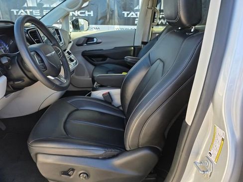 Used 2024 Chrysler Pacifica Touring-L image 25