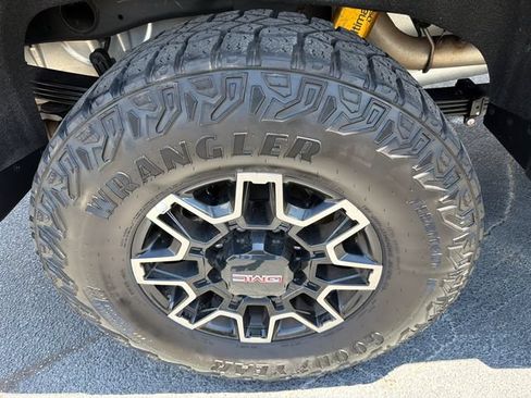 Used 2024 GMC Sierra 2500 AT4X AWD/4WD image 17