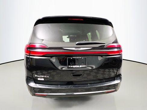 Used 2024 Chrysler Pacifica Touring-L image 6
