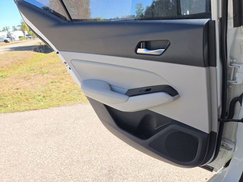 Used 2021 Nissan Altima 2.5 SV w/ SV Premium Package image 9