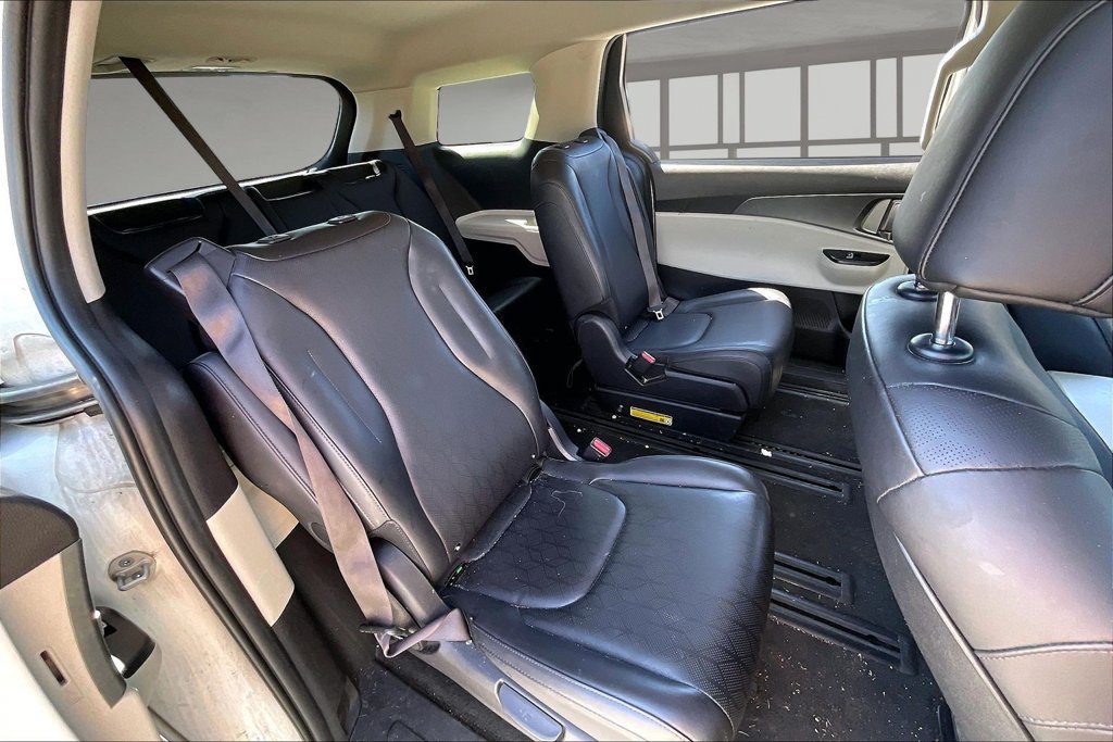 Used 2024 Kia Carnival LX FWD image 23
