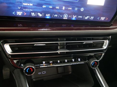 Used 2025 Chevrolet Traverse RS AWD/4WD image 23