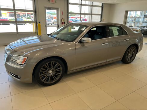 Used 2014 Chrysler 300 C RWD image 3