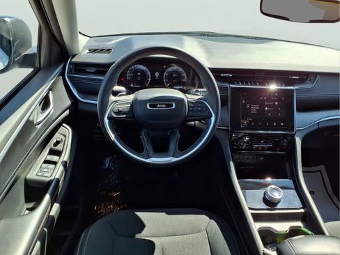 Used 2024 Jeep Grand Cherokee Laredo RWD image 9