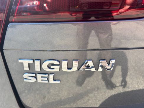 Used 2018 Volkswagen Tiguan SEL w/ 3rd Row Seat Package image 19