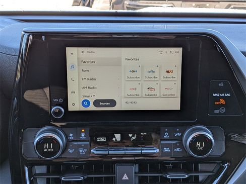 Used 2023 Toyota Highlander L image 18