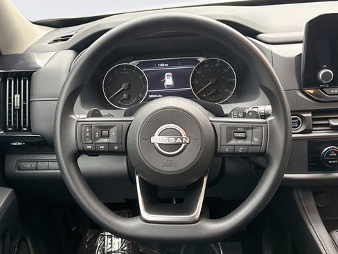 Used 2024 Nissan Pathfinder S image 12