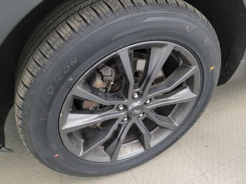 Used 2017 Ford Explorer XLT w/ Equipment Group 202A AWD/4WD image 31