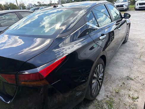 Used 2025 Nissan Altima 2.5 SV FWD image 8
